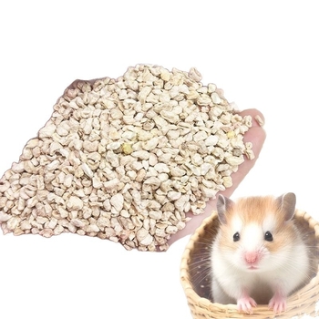 Posteľ pre škrečka: kukuričné šupky, drevené triesky a močový piesok pre zlaté škrečky