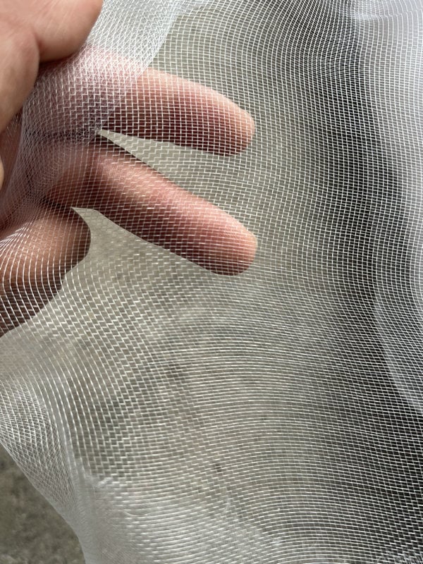 Polietilenska mreža protiv insekata s 60‑mrežom za staklenike, vrtlarstvo, cvijeće i voćke, akvakultura; promjer žice 0,1 mm; vijek trajanja 3–5 godina.