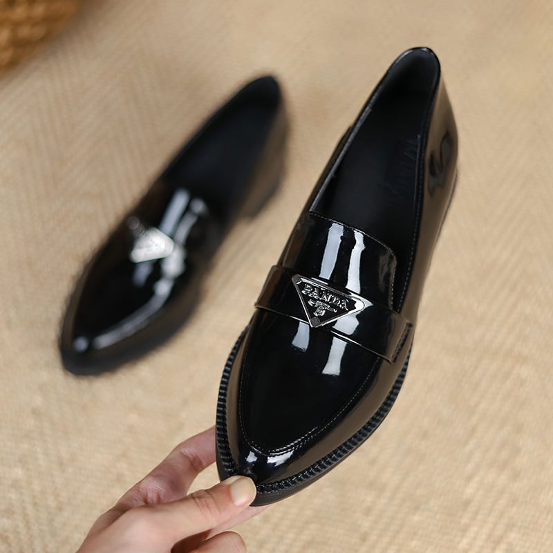 Mocasini dama slip-on cu vârf ascuțit, partea superioară PU, toc tip pană 3–5 cm, talpă din cauciuc