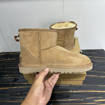 Férfi téli hócipő juhbőr felsőrésszel, belső juhbőr és gyapjú bélés, alacsony sarok 1–3 cm, fagyos felület