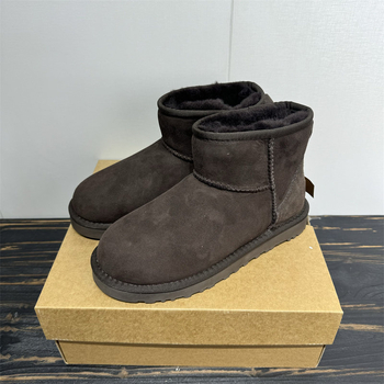 Férfi téli hócipő juhbőr felsőrésszel, belső juhbőr és gyapjú bélés, alacsony sarok 1–3 cm, fagyos felület