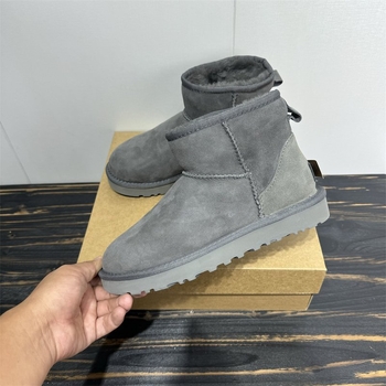 Férfi téli hócipő juhbőr felsőrésszel, belső juhbőr és gyapjú bélés, alacsony sarok 1–3 cm, fagyos felület