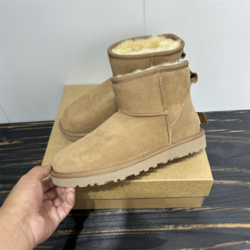 Férfi téli hócipő juhbőr felsőrésszel, belső juhbőr és gyapjú bélés, alacsony sarok 1–3 cm, fagyos felület