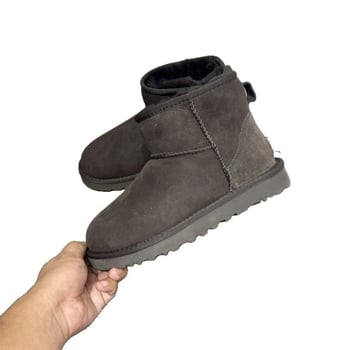 Férfi téli hócipő juhbőr felsőrésszel, belső juhbőr és gyapjú bélés, alacsony sarok 1–3 cm, fagyos felület