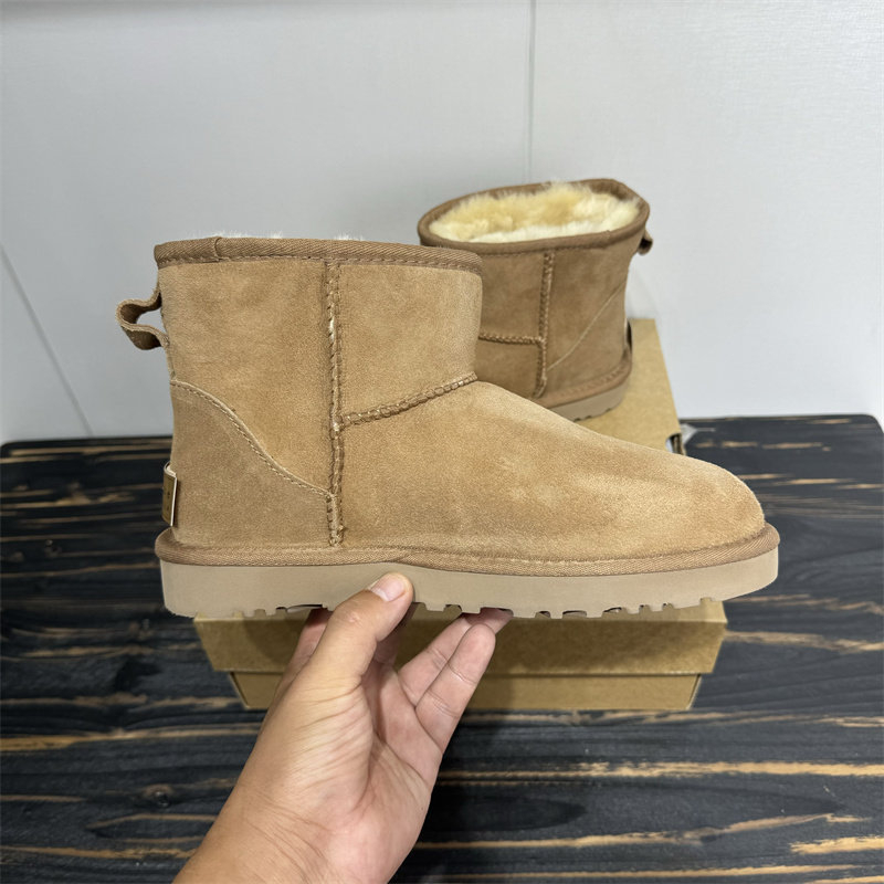 Férfi téli hócipő juhbőr felsőrésszel, belső juhbőr és gyapjú bélés, alacsony sarok 1–3 cm, fagyos felület