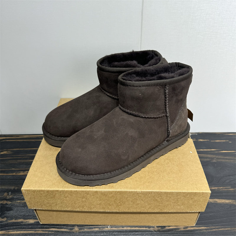 Férfi téli hócipő juhbőr felsőrésszel, belső juhbőr és gyapjú bélés, alacsony sarok 1–3 cm, fagyos felület