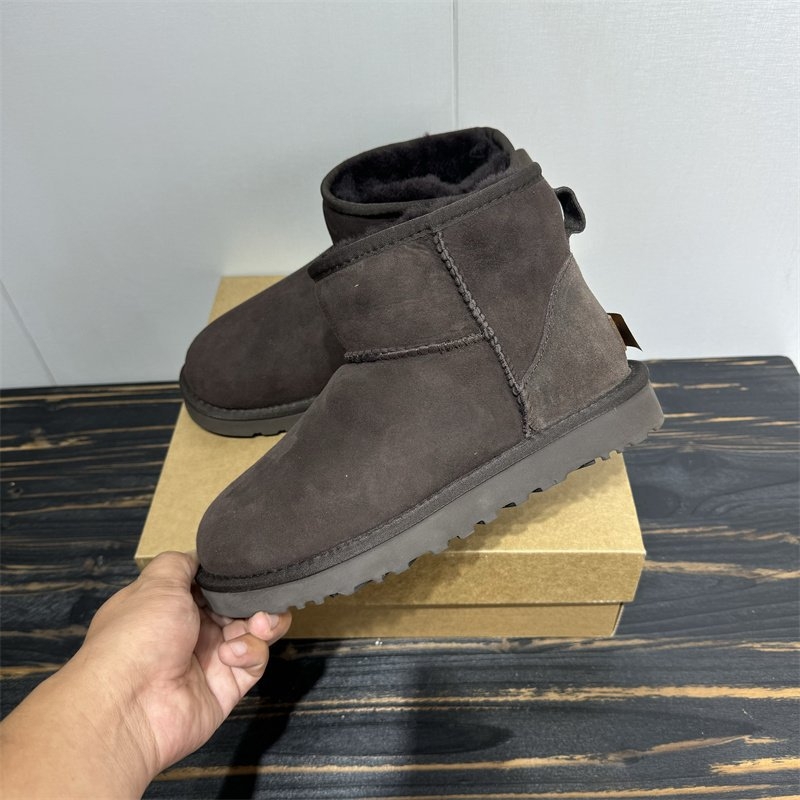 Férfi téli hócipő juhbőr felsőrésszel, belső juhbőr és gyapjú bélés, alacsony sarok 1–3 cm, fagyos felület