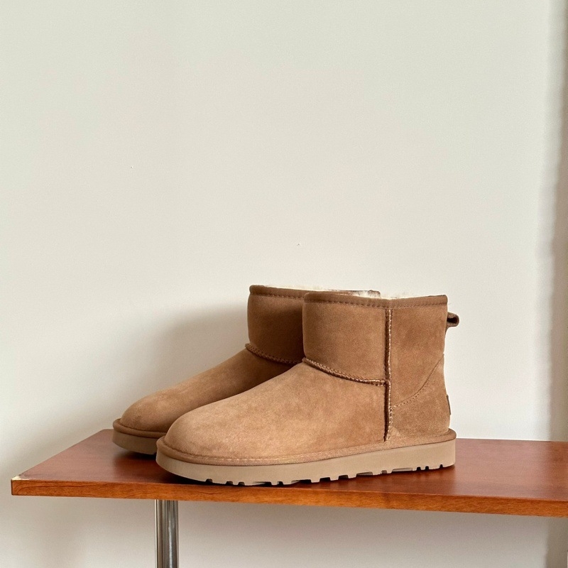 Férfi hócipő: felső rész integrált szőrrel, belső juhgyapjú bélés, EVA talp, alacsony sarok 1-3 cm