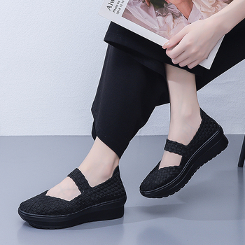 Etno-stílusú slip-on cipők, légáteresztő hálós felsőrész, kerek orr, 3–5 cm-es kónikus sarok, PU talp