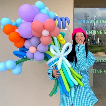Balon buket od svilenih cvjetova – dekoracija prostora i rekviziti za fotografije