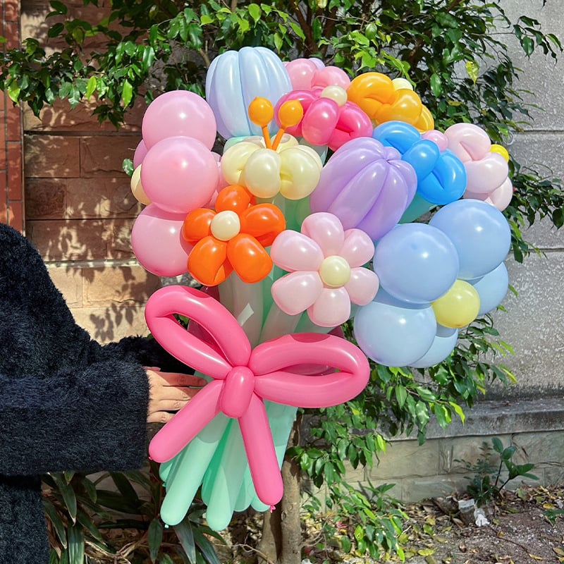 Balon buket od svilenih cvjetova – dekoracija prostora i rekviziti za fotografije