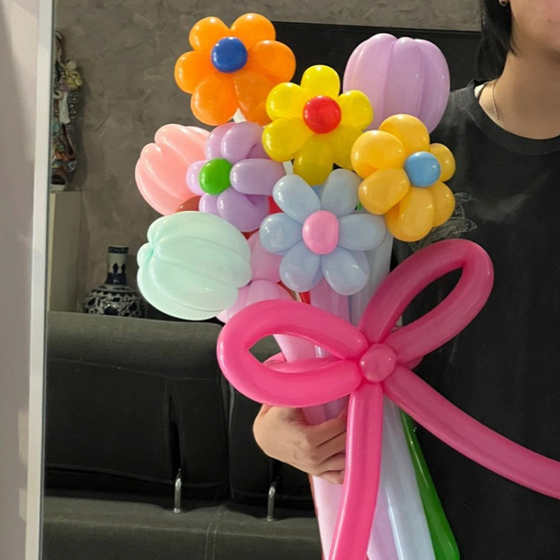 Balon buket od svilenih cvjetova – dekoracija prostora i rekviziti za fotografije