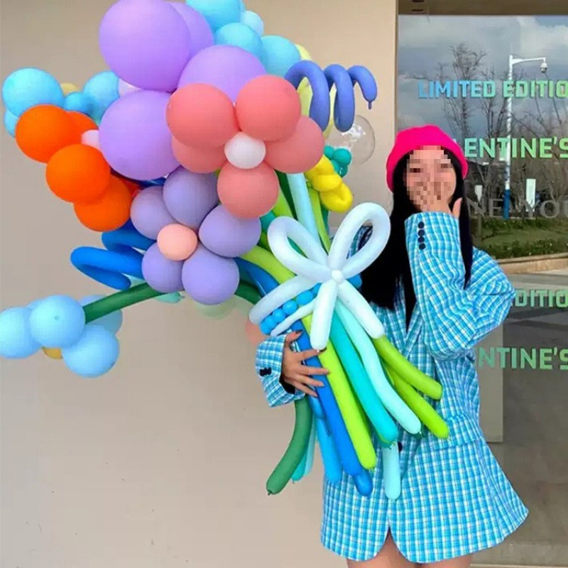 Balon buket od svilenih cvjetova – dekoracija prostora i rekviziti za fotografije