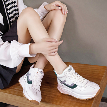 Női valódi bőrből készült sportcipő, magasított felsőrésszel, fleece belsővel, fűzős zárás, vastag talp