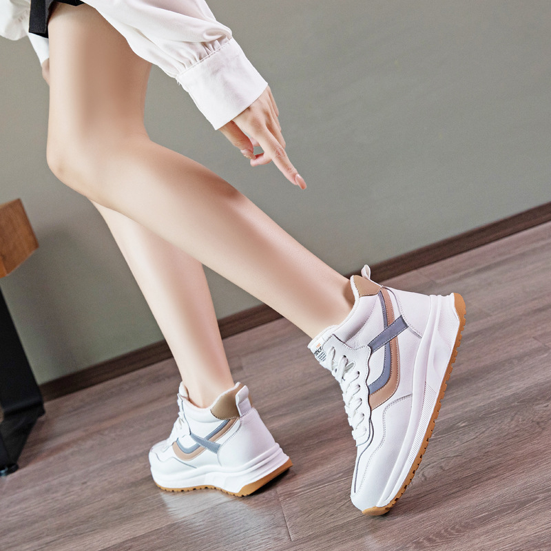 Női valódi bőrből készült sportcipő, magasított felsőrésszel, fleece belsővel, fűzős zárás, vastag talp