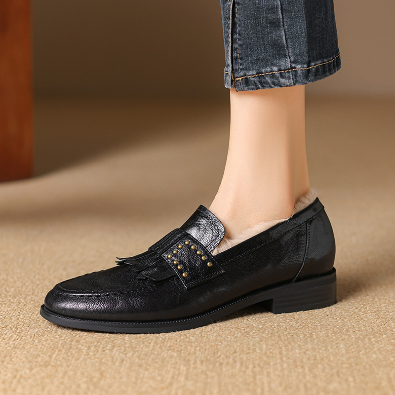 Loafers s okruglim vrhom, gornji dio od ovčje kože, debeli niski pet, nizak gležanj