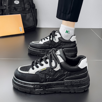 Muške tenisice: lagane i prozračne, niski gornji dio, vezanje šnouricama, okrugli vrh, mrežasta podstava, PVC potplat