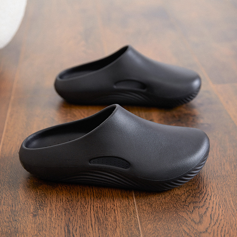 Muške slip-on sandale s zatvorenim prstom; debela EVA đon; EVA gornji dio; đon injekcijski oblikovan; zatvaranje: jednim klikom; ljeto 2025