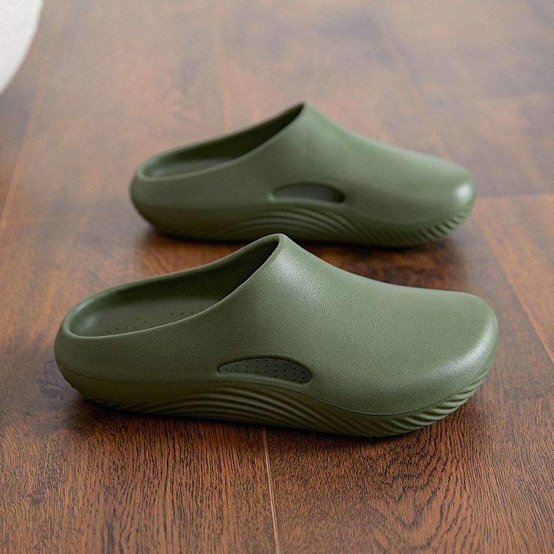 Muške slip-on sandale s zatvorenim prstom; debela EVA đon; EVA gornji dio; đon injekcijski oblikovan; zatvaranje: jednim klikom; ljeto 2025