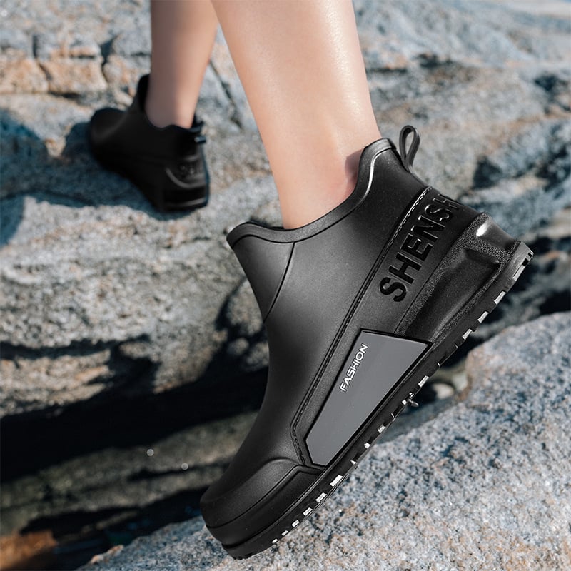 Uniszex rövid esőcsizma, műanyag felső rész, hálós belső, csúszásmentes és kopásálló talp