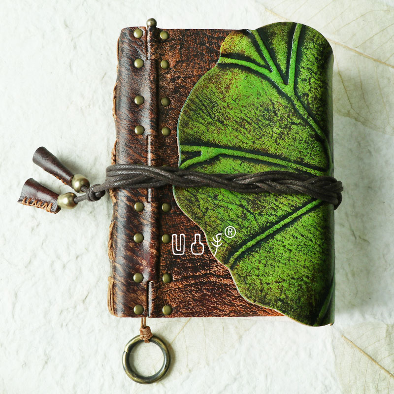 Skic bilježnica s motivom lotosovog lista na kožnom omotu, šnurno vezanje, 40 gsm papir, 1–50 stranica