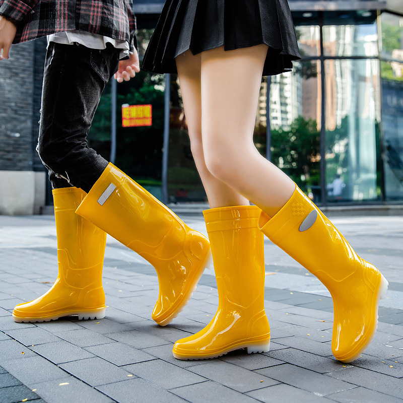 Uniszex vízálló esőcsizma, négy évszakos, magas szárú, PVC felső rész, meleg műszál bélés, csúszásmentes talp