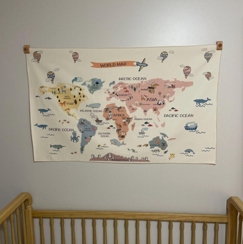 Nordikus stílusú pamut faliszőnyeg gyerekeknek - állatos térkép mintával, téglalap alakú, gépi szövés