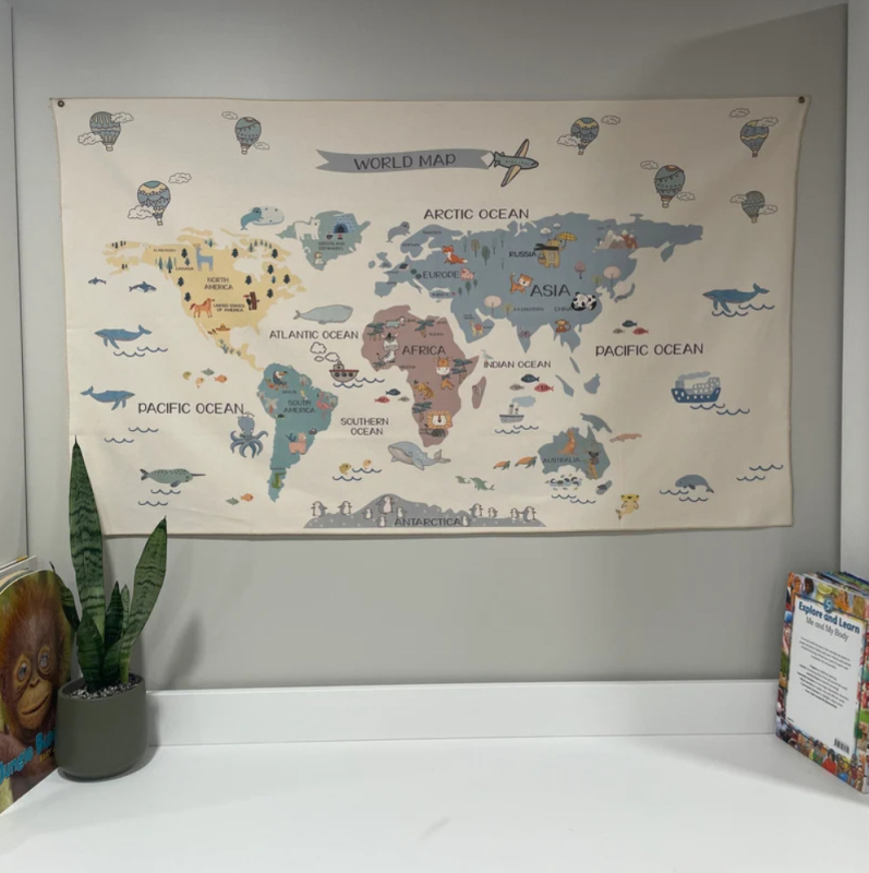 Nordikus stílusú pamut faliszőnyeg gyerekeknek - állatos térkép mintával, téglalap alakú, gépi szövés