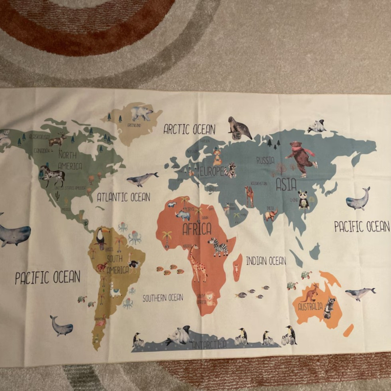 Nordikus stílusú pamut faliszőnyeg gyerekeknek - állatos térkép mintával, téglalap alakú, gépi szövés