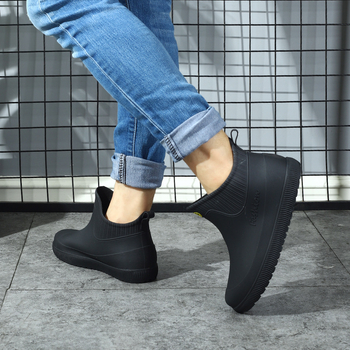 Férfi esőcsizma, alacsony szárú modell, PVC felső rész, műanyag talp, csúszásmentes, EVA talpbetét