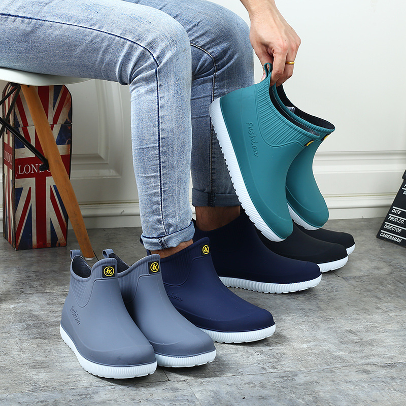 Férfi esőcsizma, alacsony szárú modell, PVC felső rész, műanyag talp, csúszásmentes, EVA talpbetét