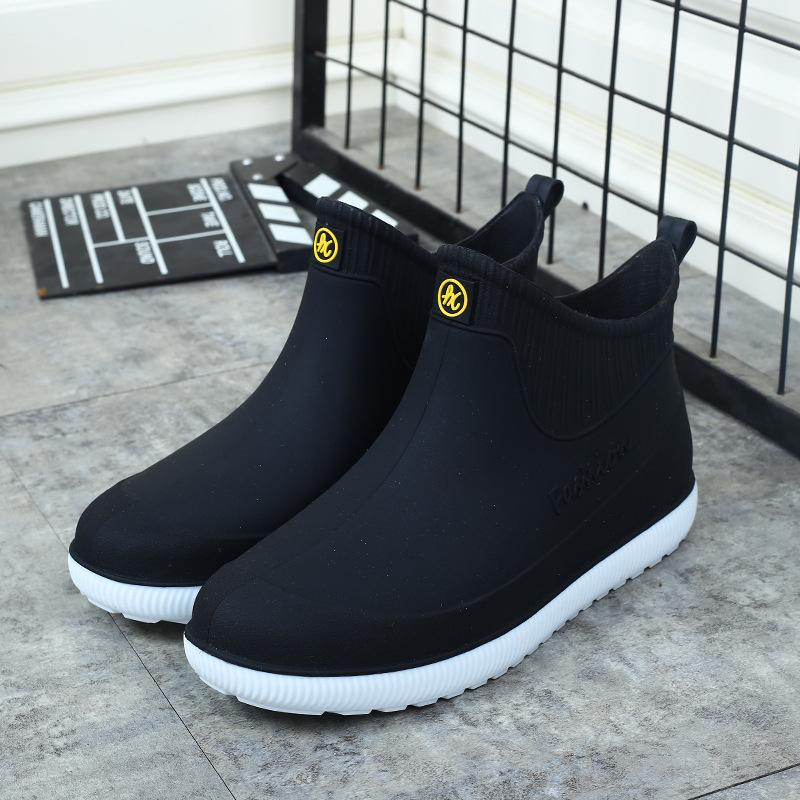 Férfi esőcsizma, alacsony szárú modell, PVC felső rész, műanyag talp, csúszásmentes, EVA talpbetét