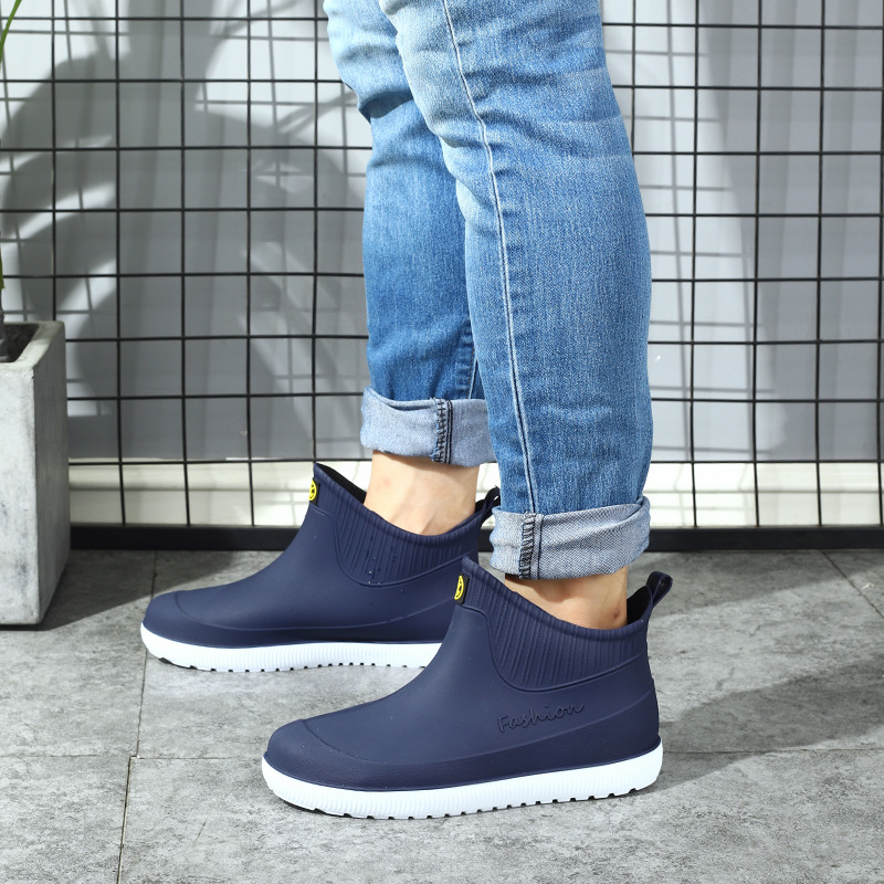 Férfi esőcsizma, alacsony szárú modell, PVC felső rész, műanyag talp, csúszásmentes, EVA talpbetét