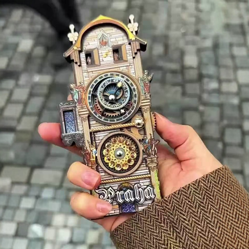 Magnet za hladnjak – Praški sat s okretanjem zupčanika, plastika i smola, putni suvenir, retro jedinstven dizajn