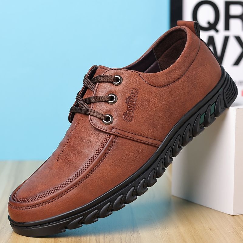 Muški loaferi od nubuka — gornji dio od nubuka, gumena potplat, oštar vrh, latex uložak, britski stil