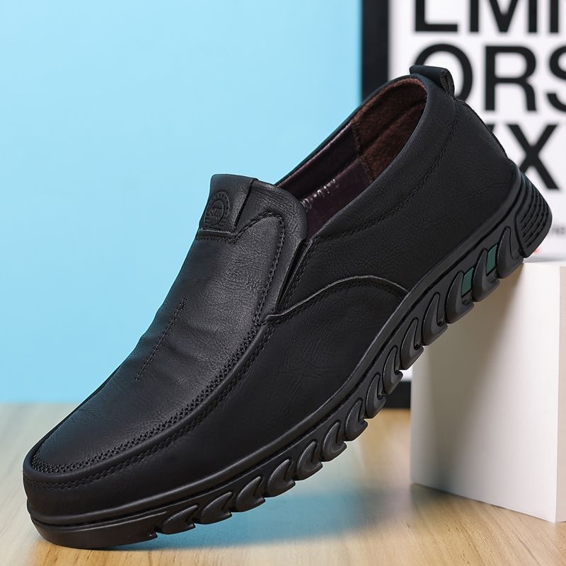 Muški loaferi od nubuka — gornji dio od nubuka, gumena potplat, oštar vrh, latex uložak, britski stil