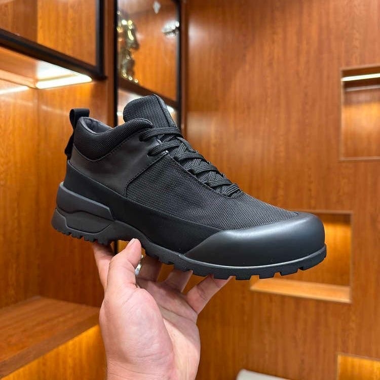 Zimske muške cipele: topla koža s velurom; gornji dio od mikrovlakana; gumena potplata; okrugla nosnica; vezanje sprijeda