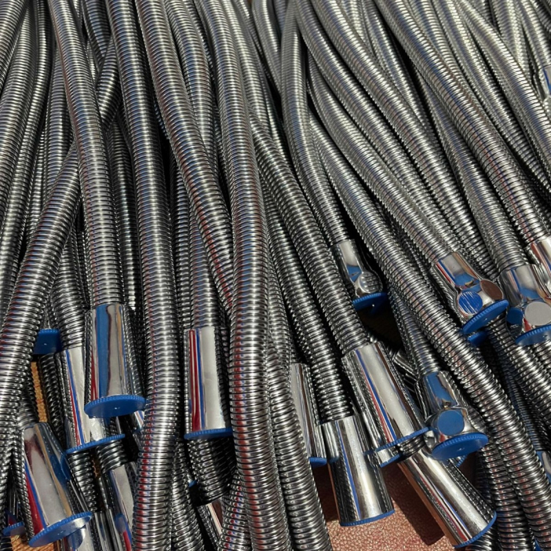 Tuš šlanga od elektroplatiranog nehrđajućeg čelika s poklopcem, anti-zapetljavanje; nazivni tlak 1,6 MPa; radna temperatura normalna; ugradnja na 4 točke; moderan minimalistički stil