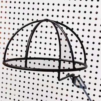 Nástenný vešiak na šiltovky a panel s háčikmi na displej, kovový, moderný minimalistický štýl, značka Refining process, uvedenie 2025.