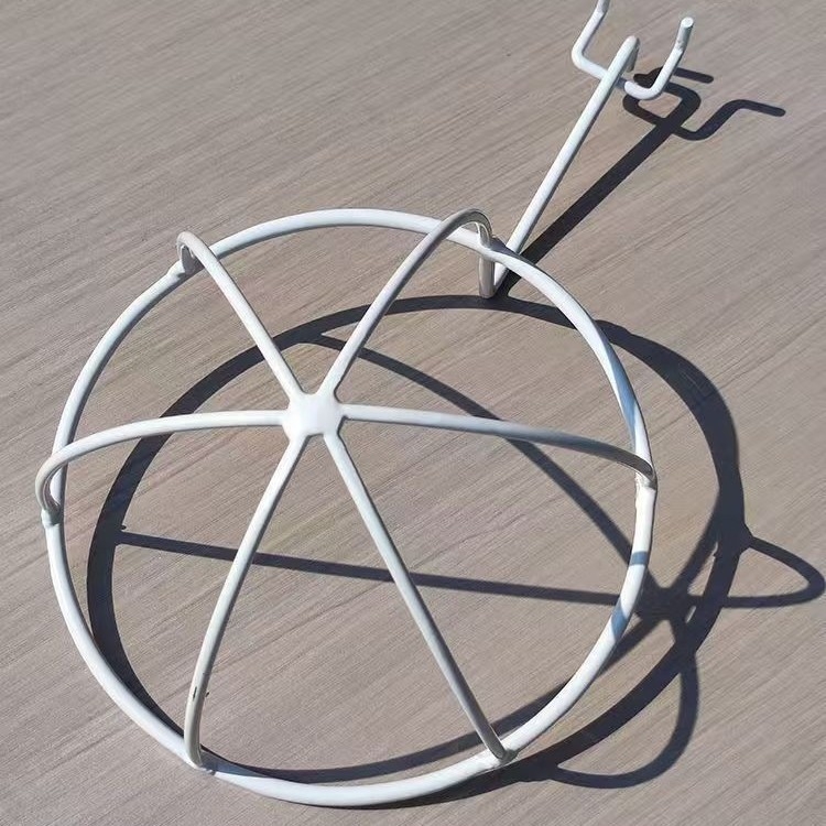 Nástenný vešiak na šiltovky a panel s háčikmi na displej, kovový, moderný minimalistický štýl, značka Refining process, uvedenie 2025.