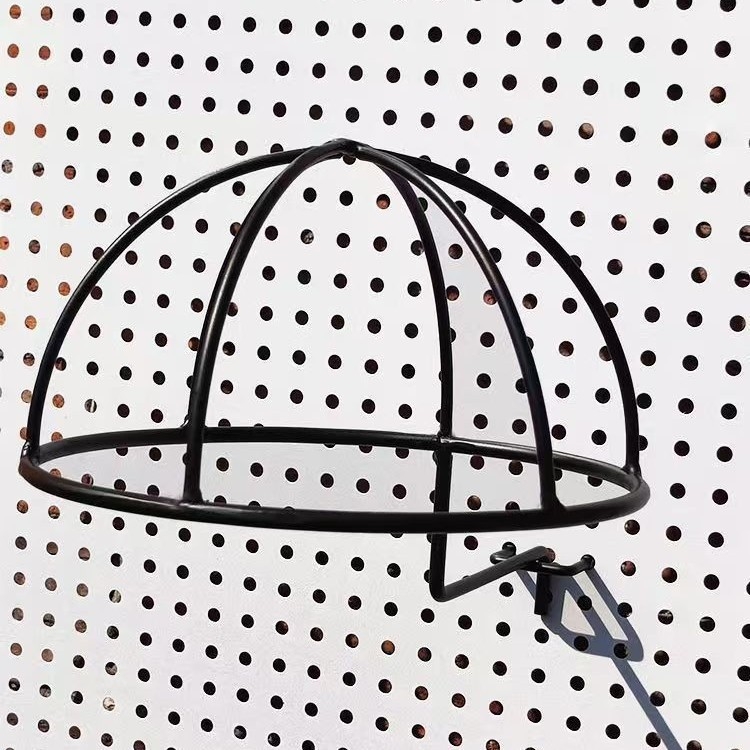 Nástenný vešiak na šiltovky a panel s háčikmi na displej, kovový, moderný minimalistický štýl, značka Refining process, uvedenie 2025.