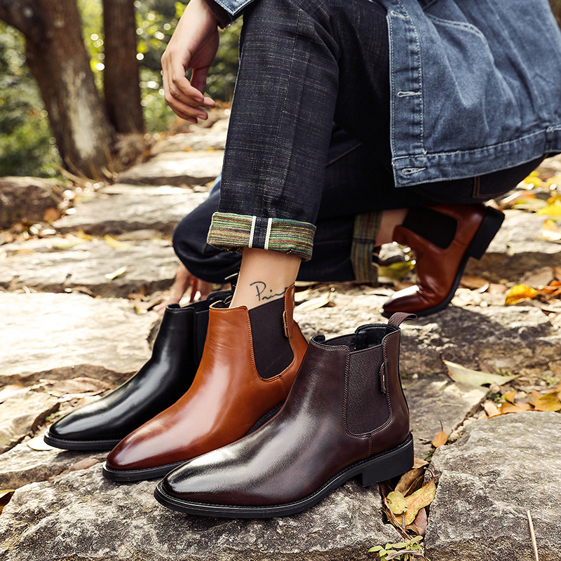 Férfi Chelsea csizma: PU felsőrész, gumi talp, hegyes orr, alacsony sarok 1–3 cm, pull-on kialakítás