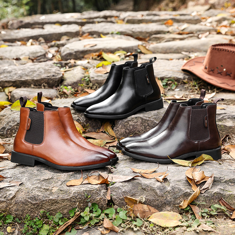 Férfi Chelsea csizma: PU felsőrész, gumi talp, hegyes orr, alacsony sarok 1–3 cm, pull-on kialakítás