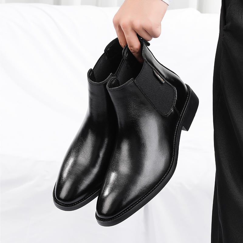 Férfi Chelsea csizma: PU felsőrész, gumi talp, hegyes orr, alacsony sarok 1–3 cm, pull-on kialakítás