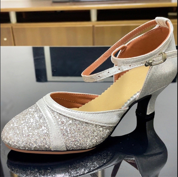 Női latin tánc cipő közepes sarkú, puha gumi talpú, felső része szintetikus bőr