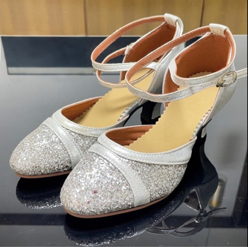 Női latin tánc cipő közepes sarkú, puha gumi talpú, felső része szintetikus bőr