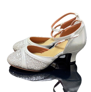 Női latin tánc cipő közepes sarkú, puha gumi talpú, felső része szintetikus bőr