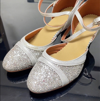 Női latin tánc cipő közepes sarkú, puha gumi talpú, felső része szintetikus bőr