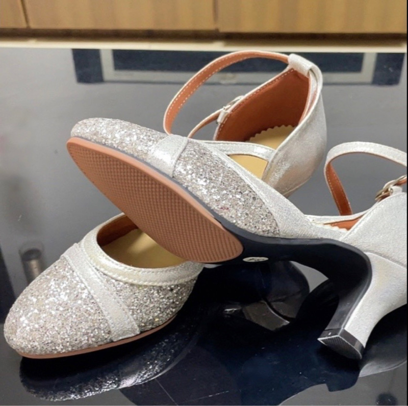 Női latin tánc cipő közepes sarkú, puha gumi talpú, felső része szintetikus bőr