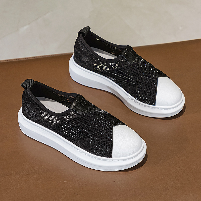 Ženske slip-on platform loafers, mrežasti gornji dio, PU đon, platforma 3–5 cm, ulošak od svinjske kože.